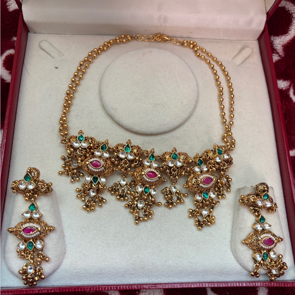 Elegant Gold and Green Necklace Set
